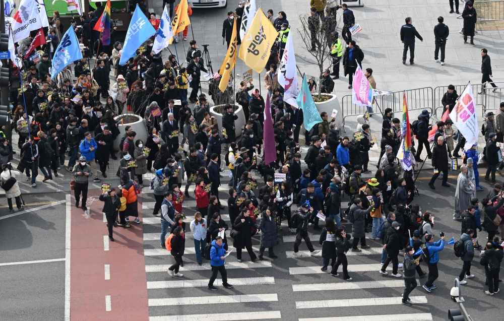 Protesters march toward the Constitutional Court during a demonstration against impeached South Korean President Yoon Suk Yeol in Seoul today. — AFP pic