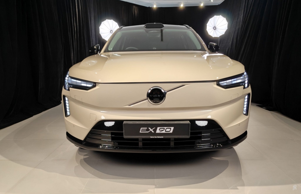 Volvo Car Malaysia (VCM) is launching its 2025 flagship SUVs, the EX90 and XC90, in our market very soon. — SoyaCincau pic