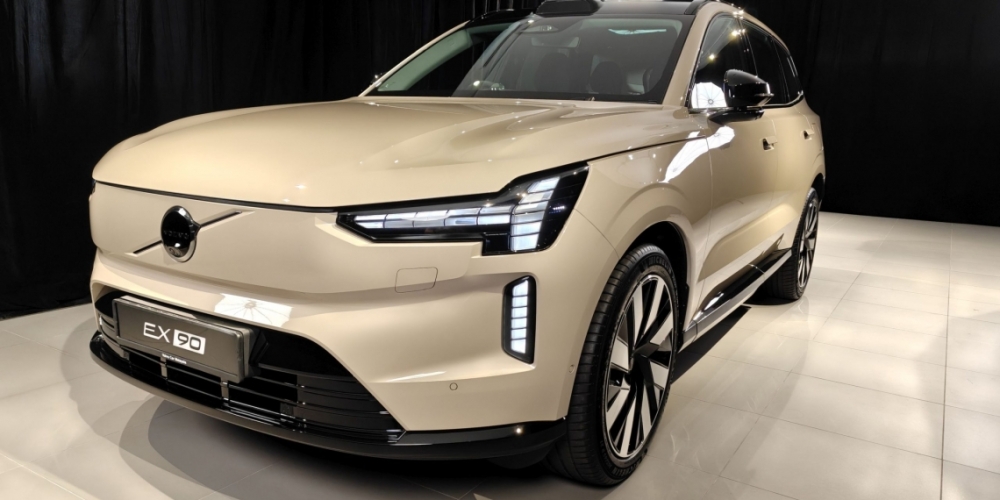 The EX90 expands Volvo’s BEV lineup, offering more space, luxury, comfort, and technology in a powerful electric SUV.  — SoyaCincau pic