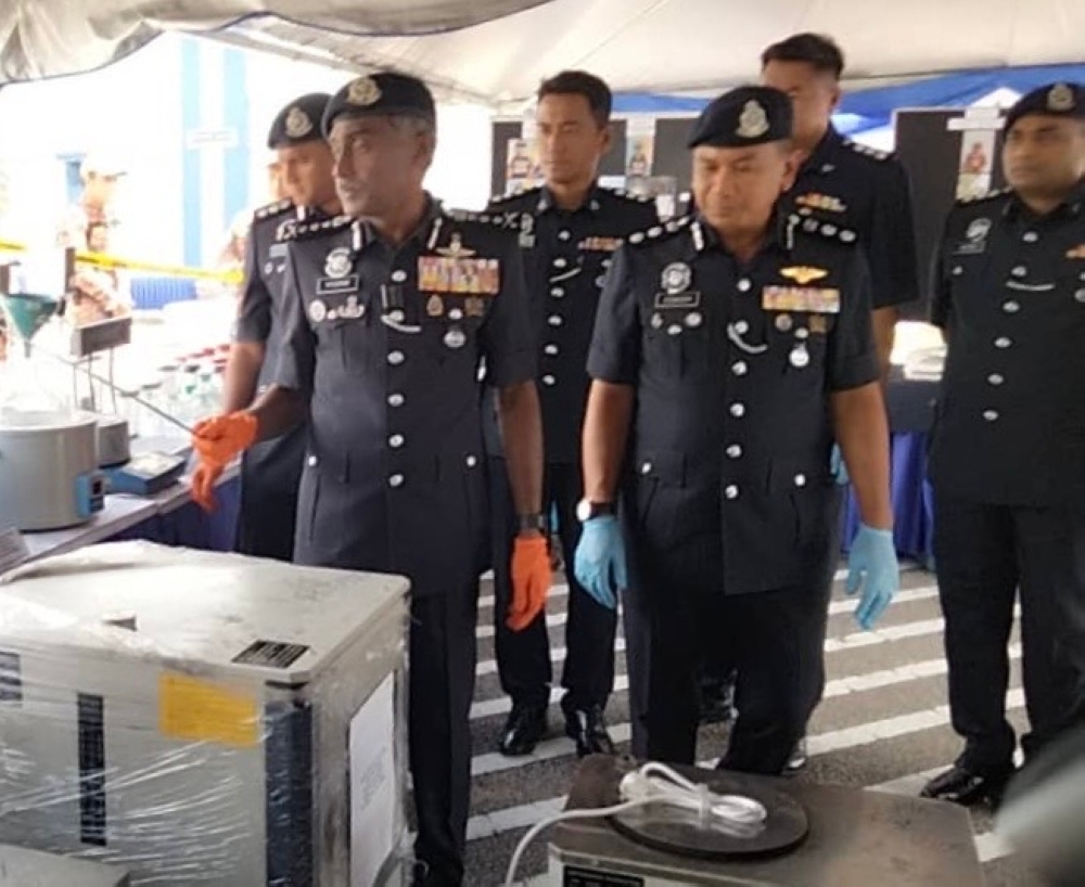 Johor police chief Datuk M. Kumar (left) during his visit to the Iskandar Puteri district police headquarters in Iskandar Puteri today. — Picture by Ben Tan