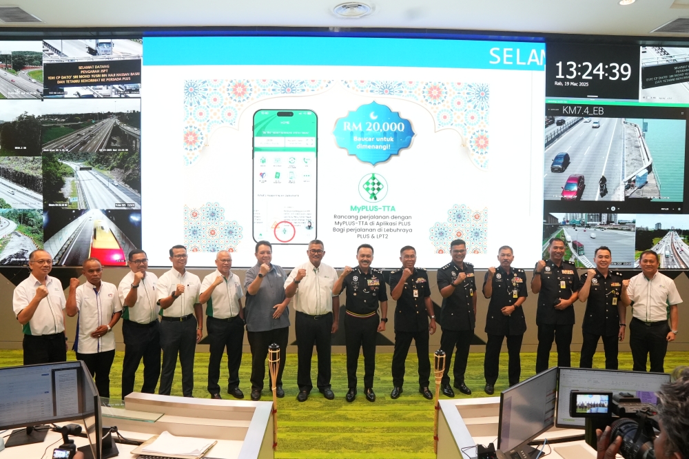 PLUS showing the media its Traffic Monitoring Centre ahead of the Aidilfitri busy period. — Picture courtesy of PLUS