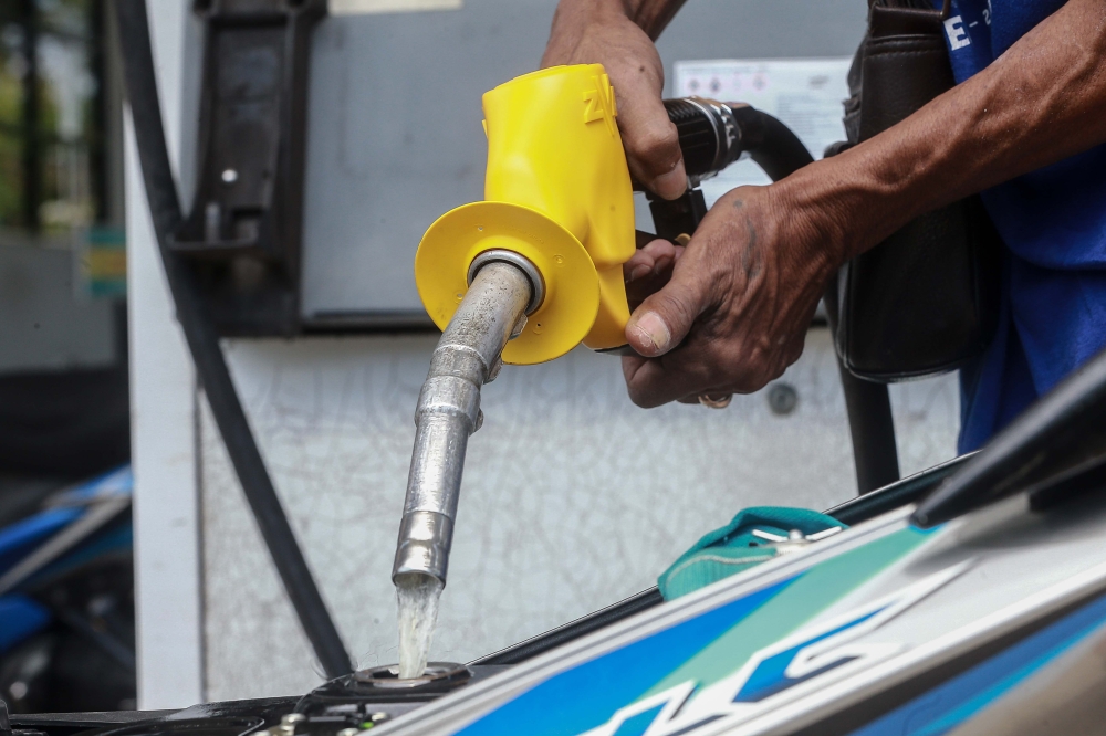 The retail prices of RON97 and RON95 petrol will remain unchanged at RM3.28 and RM2.05 per litre respectively, while diesel in Peninsular Malaysia will reduce by three sen to RM3.03 per litre, from tomorrow until March 26. — Picture by Sayuti Zainudin 