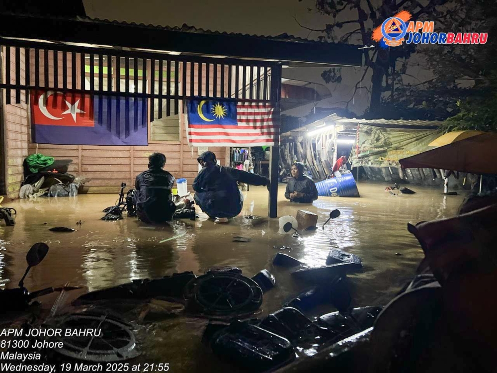 Civil Defence personnel transfer flood victims in Iskandar Puteri, Johor, on March 19. 2025. — Picture from Facebook/APM Johor Bahru