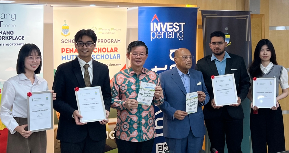 Penang Chief Minister Chow Kon Yeow (third from left) and Penang Future Foundation selection committee member Datuk Seri Nazir Ariff (fourth from left) with the PFF scholars. — Picture by Opalyn Mok
