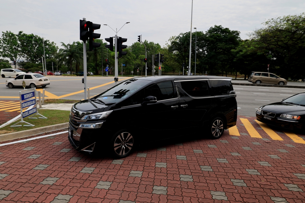 Former prime minister Datuk Seri Ismail Sabri Yaakob arrives at the Malaysian Anti-Corruption Commission (MACC) headquarters in Putrajaya on March 17, 2025. — Bernama pic