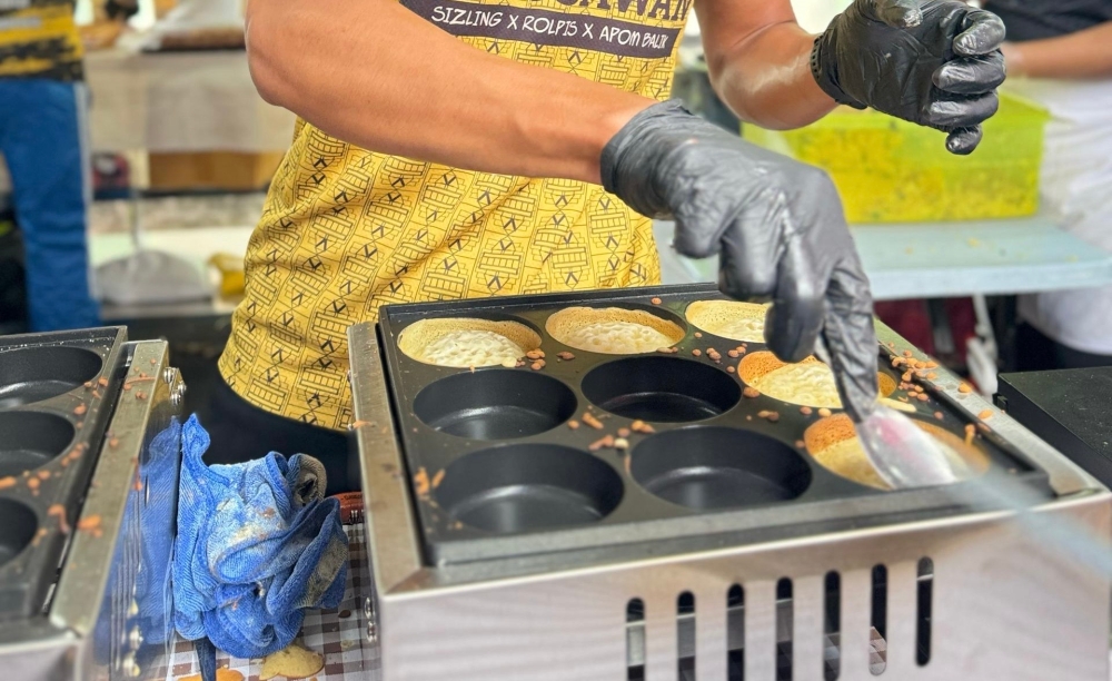 The mini Arpan apom balik are small, about palm sized. — Picture by Opalyn Mok