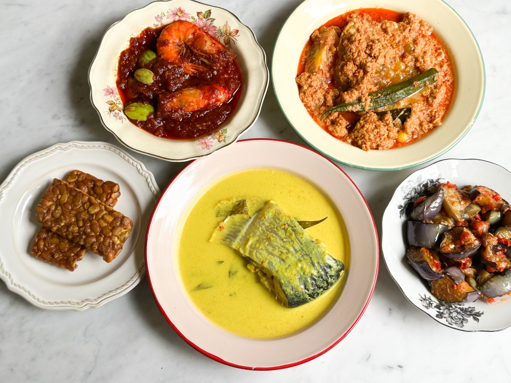 You can also take away the food to enjoy at home, like Tempe, Ikan Patin Lomak Tempoyak, brinjal (bottom row, left to right) accompanied with Udang Sambal Petai and Asam Podeh Tolo Mayong (top row, left to right). — Picture by Lee Khang Yi
