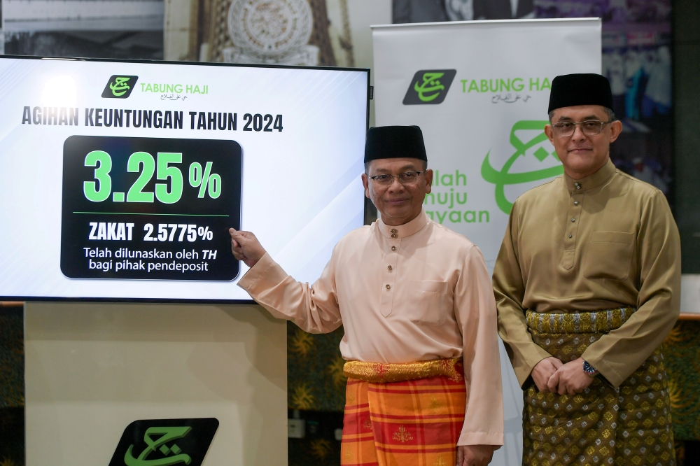 Minister in the Prime Minister's Department (Religious Affairs) Datuk Mohd Na’im Mokhtar (left) and Group Managing Director and Chief Executive Officer of Lembaga Tabung Haji Datuk Syed Hamadah Syed Othman pose for a photo at a press conference announcing TH’s profit distribution rate for the 2024 financial year in Kuala Lumpur March 21, 2025. — Bernama pic