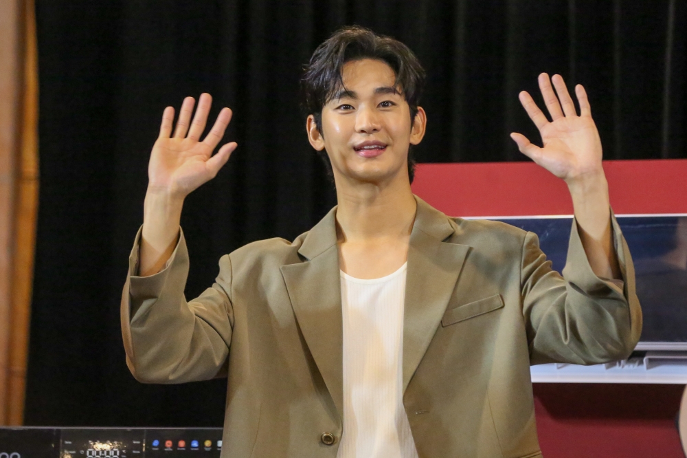 Korean actor Kim Soo-hyun waves during a press conference in Petaling Jaya November 16, 2024. — Picture by Choo Choy May