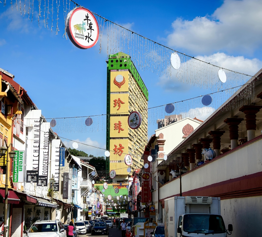 A woman was arrested on Wednesday for voluntarily causing hurt by dangerous means after allegedly attacking three men at a food stall in the complex. — Pexels pic