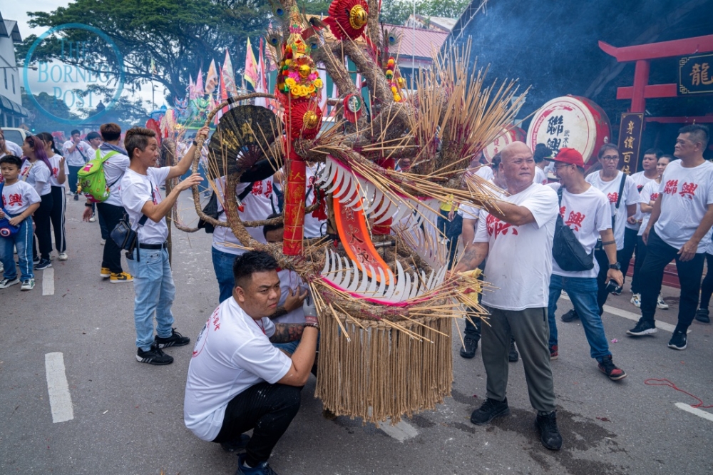 The weight of its head, approximately 50kg, required frequent rotations among the performers. Leading the fiery spectacle were 24 drummers, setting the rhythm for the grand procession. — Picture by Chimon Upon