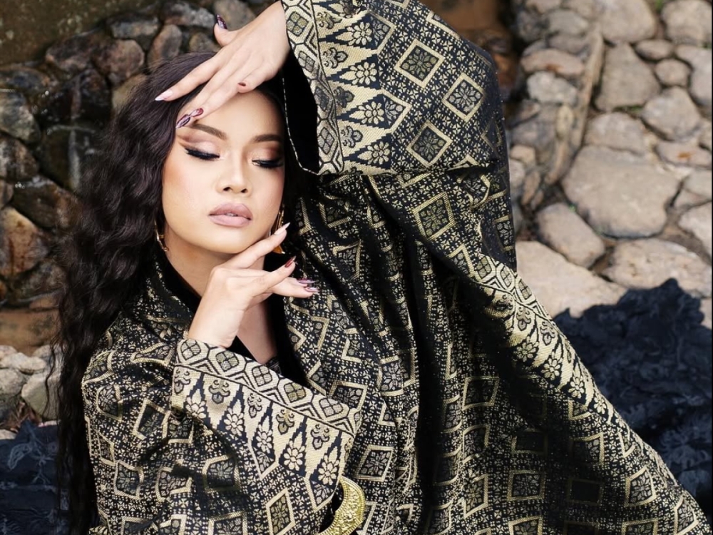 After removing the original version of her ‘Serumpun’ music video, Malaysian singer-songwriter Mimi Fly has released a revised version with a more appropriate edit. — Picture via Instagram/MIMIFLY