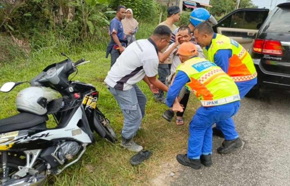 A motorcyclist was injured after hitting a dog that had dashed across the road. — Bernama pic/APM Sik 