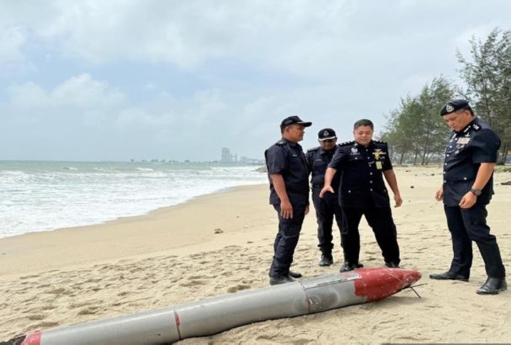 Police have confirmed that a torpedo-shaped metal object found at Pantai Seberang Takir here today is not an unexploded projectile. — Bernama pic