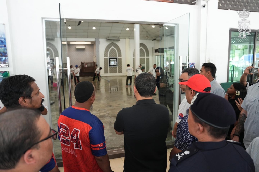 Tunku Ismail watching volunteers cleaning up the compound of Masjid Taman Tampoi Indah. — Picture from Facebook/HRH Crown Prince of Johor