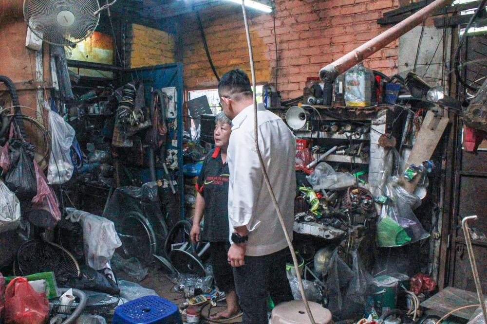 Anwar, through Bukit Mertajam Member of Parliament Steven Sim Chee Keong, who is also the Minister of Human Resources, extended aid to Woon, 57, by arranging repairs to her home during a visit. — Picture via Facebook/