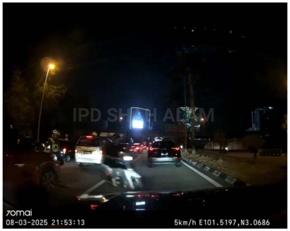 A Form Five student was injured in an accident following an attempt to evade a police roadblock on the Kemuning-Shah Alam Expressway (LKSA) on March 8, according to police. — Picture via Facebook/Polis (IPD) Shah Alam 