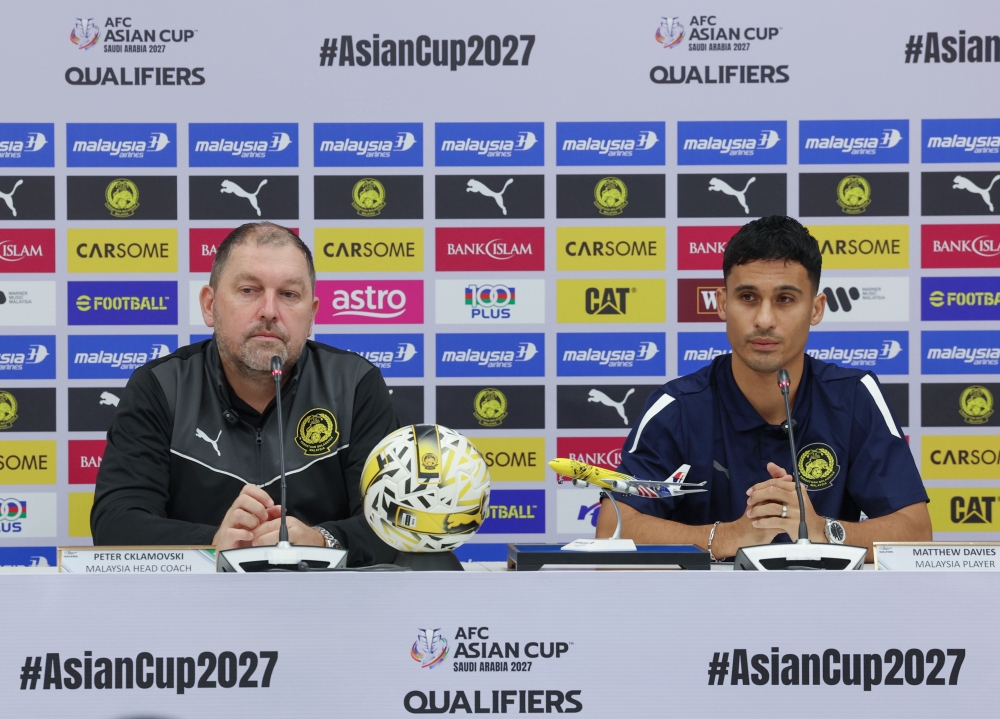 National team head coach Peter Cklamovski and national player Matthew Davies at a press conference ahead of tomorrow’s third-round match of the 2027 Asian Cup qualifiers for Group F between Malaysia and Nepal at Sultan Ibrahim Stadium, March 24, 2025. — Bernama pic 
