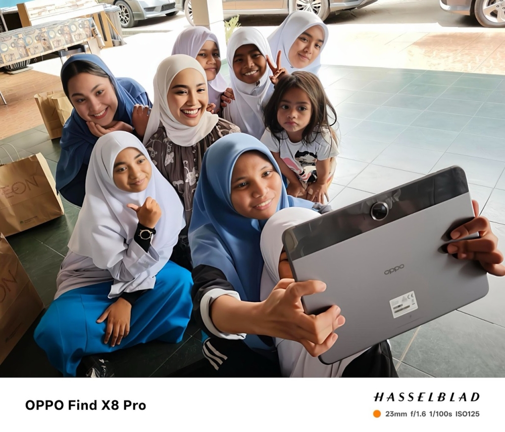 Underprivileged children receiving OPPO Pad Neo this Raya. — Picture courtesy of OPPO