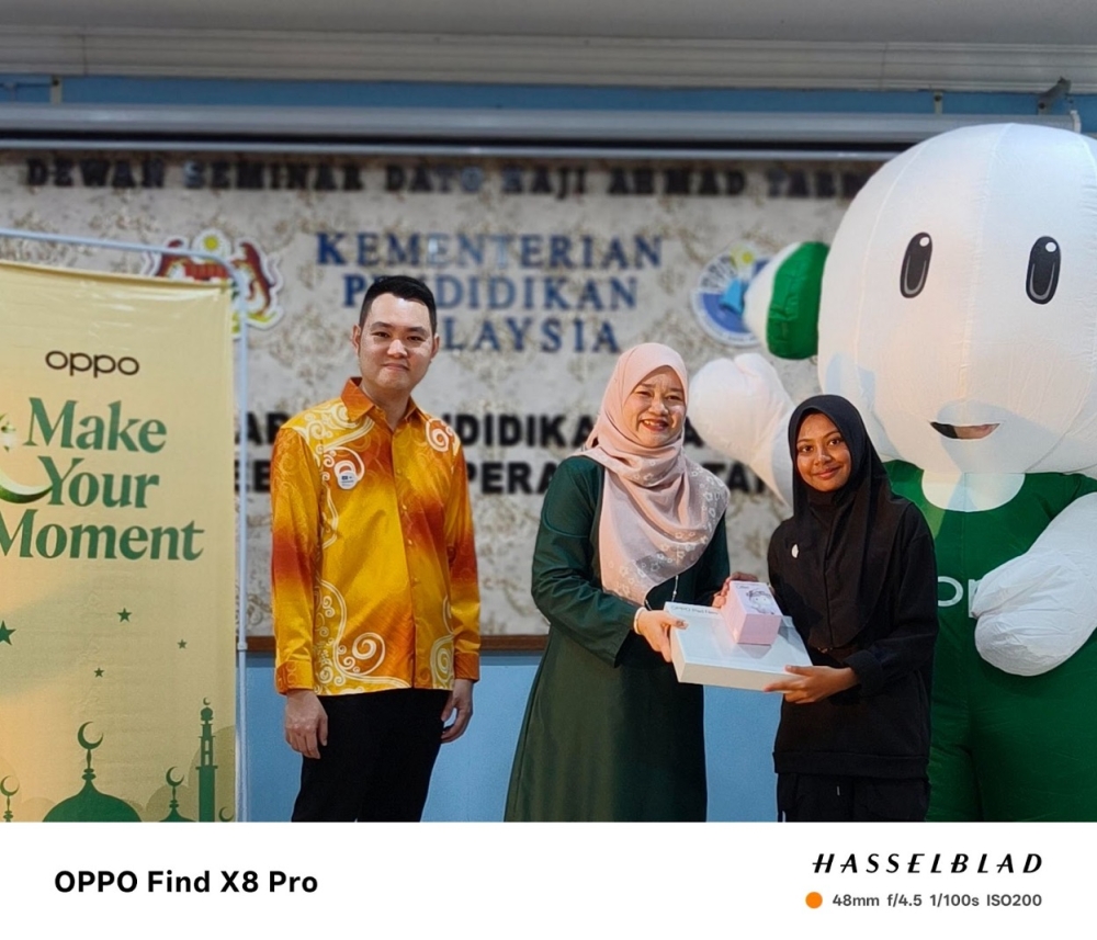 OPPO Malaysia’s Digital Team Lead Bryan Tan (left) and Minister of Education Fadhlina Sidek (middle) at an event. —Picture courtesy of OPPO