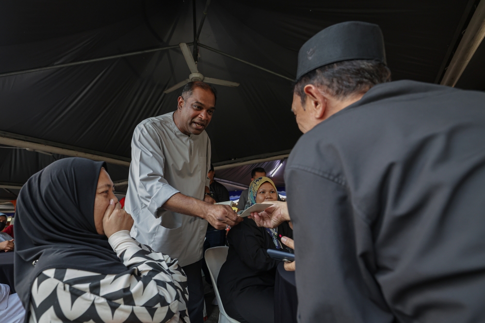 Deputy Minister of Entrepreneur Development and Cooperatives (KUSKOP) Datuk Seri R Ramanan presents contributions to asnaf from the Sungai Buloh area during a MADANI Community Outreach Programme at the Kota Damansara Mosque on March 22 — Bernama pic