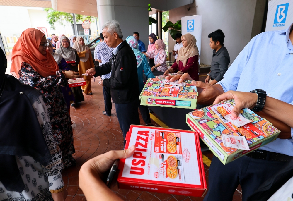 US Pizza Malaysia distributed 200 meal packs to Bernama staff at Wisma Bernama yesterday. — Bernama pic