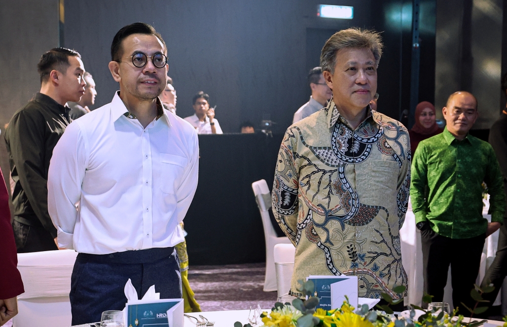 Human Resources Minister Steven Sim Chee Keong (left) with Bernama chairman Datuk Seri Wong Chun Wai (right) during the Iftar event last night. — Bernama pic