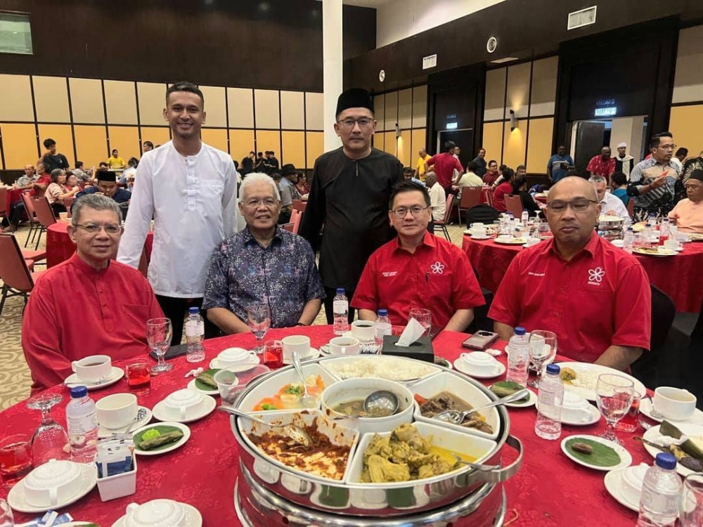 Datuk Seri Hamzah Zainudin (sitting second left) with Datuk Leong Kim Soon (sitting second right) at Bentong Bersatu iftar event. — Picture from Facebook/Penerangan Bersatu Temerloh