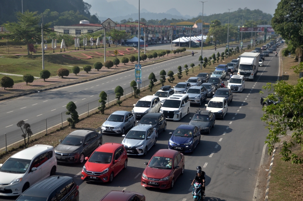 Heavy traffic in Gua Musang seen during the Aidilfitri 'balik kampung' season in 2024. — Bernama pic