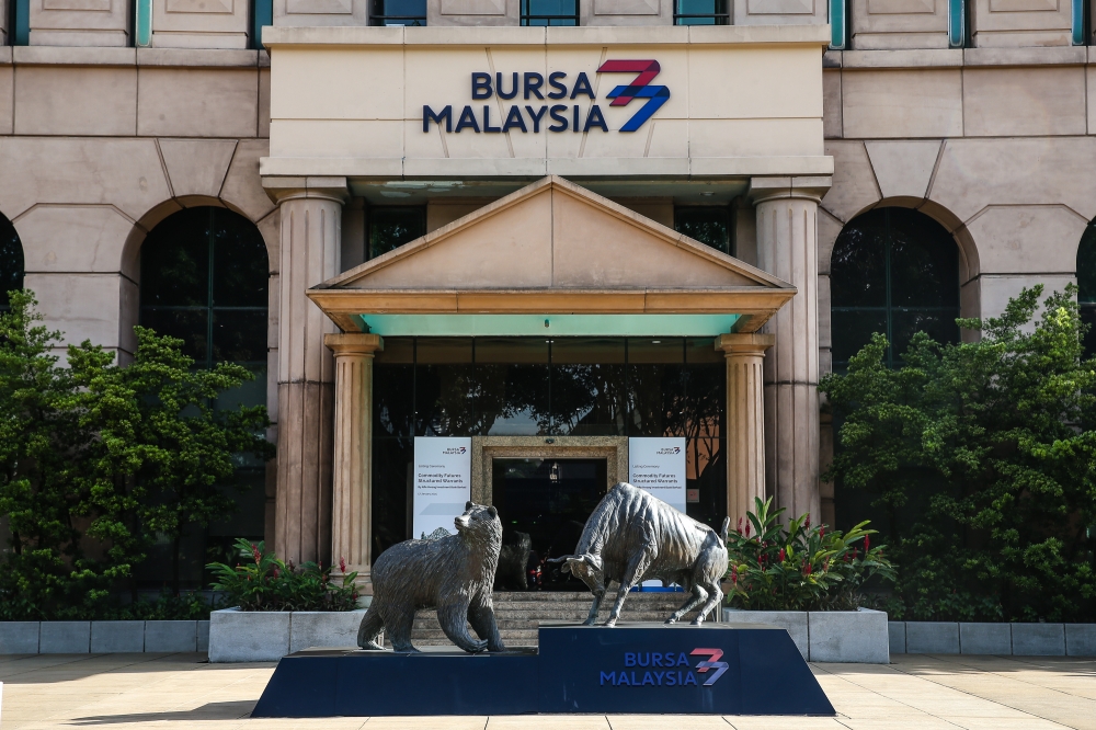 At 3pm, the FTSE Bursa Malaysia KLCI (FBM KLCI) added 10.34 points to 1,514.16 from Monday’s close of 1,503.82. The benchmark index opened 6.25 points higher at 1,510.07. — Picture by Yusof Mat Isa