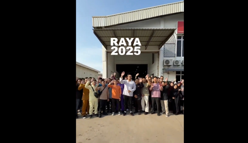 Entrepreneur Khairul Aming wasn't shy about sharing how he rewarded his employees with generous cash bonuses as well as a shopping trip. — Social media screenshot