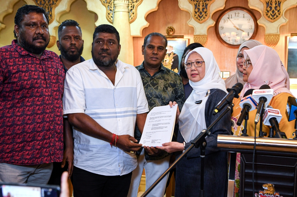Minister in the Prime Minister’s Department (Federal Territories) Datuk Seri Dr Zaliha Mustafa (second right) handed over the government’s commitment letter regarding the relocation of the Dewa Sri Pathrakaliamman Temple to the temple committee secretary, Kaarthik Gunaseelan (second left), at Menara DBKL 1. — Bernama pic 
