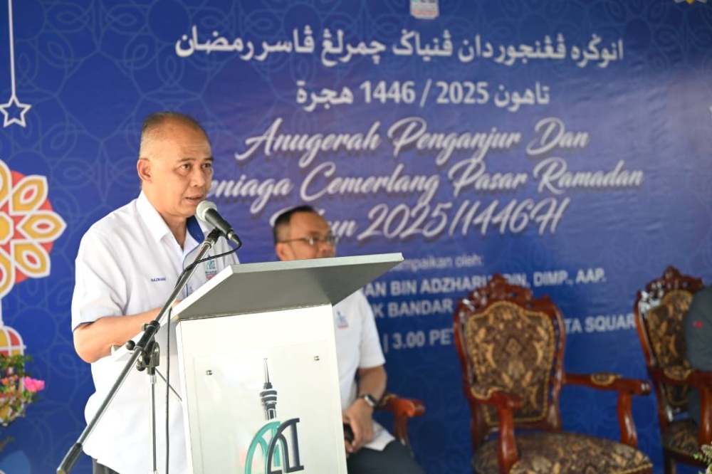 Kuantan Mayor Datuk Razihan Adzharuddin said more than 1,300 of its employees are suffering from obesity. — Picture from Facebook/Majlis Bandaraya Kuantan