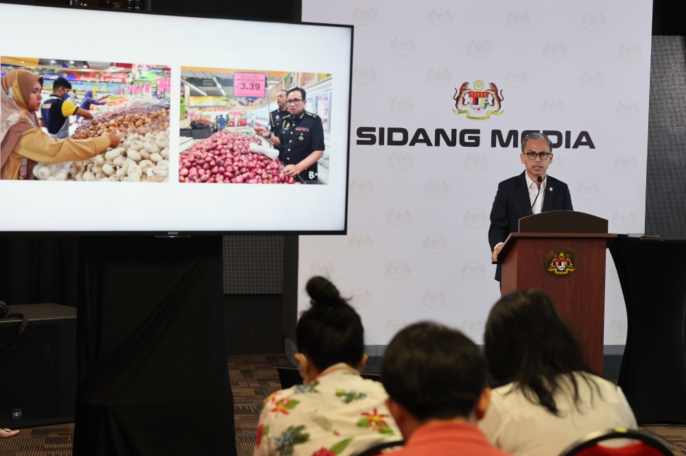 Minister of Communications Datuk Fahmi Fadzil, who also serves as the spokesperson for the Unity Government, at the weekly Cabinet press conference at the Ministry of Communications today. — Bernama pic