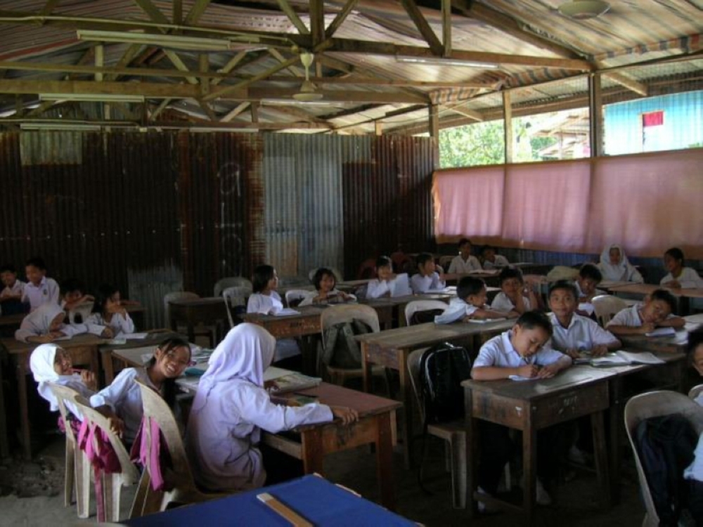 In a statement issued today, the Education Ministry said of the total projects, 739 of them are fully completed, comprising 258 projects in Sarawak, 229 projects in Sabah and 252 projects in the peninsula. — Picture from social media