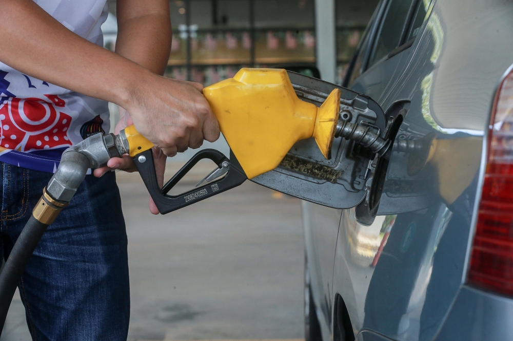 The retail prices of RON97 and RON95 petrol throughout the country will remain unchanged at RM3.28 and RM2.05 per litre respectively from March 27 to April 2. — Picture by Sayuti Zainudin 