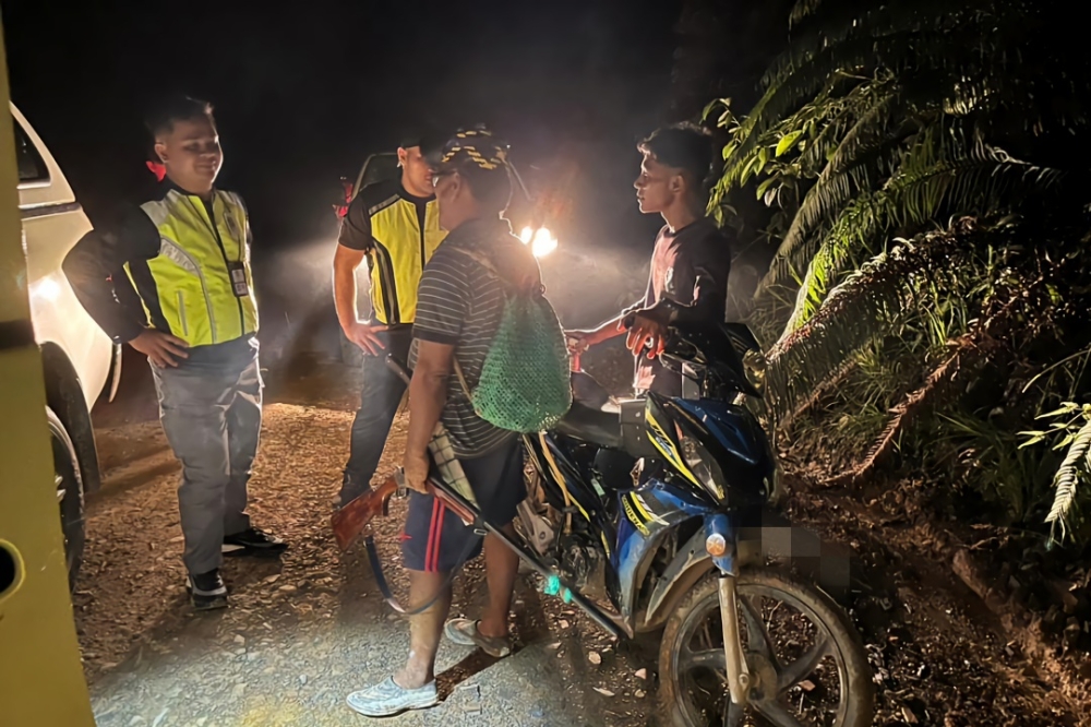 SFC enforcement officers conduct surveillance at one of the illegal hunting hotspots within the SFC Sibu jurisdiction several years ago. — Picture from Sarawak Forestry Corp