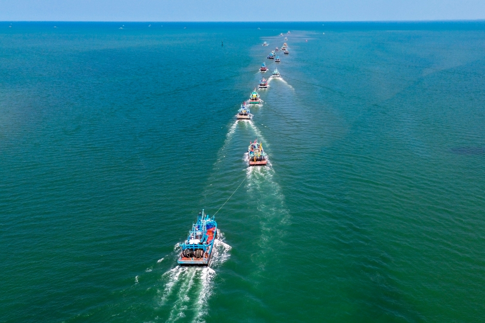 Fishing boats move out from the shores of Pantai Gelora in Kuantan to carry out deep-sea fishing activities. Department of Fisheries (DOF) director-general Datuk Adnan Hussain said the figure reflects positive growth in the country’s fisheries sector compared to 2023, which saw landings of 55,222.67 metric tonnes. — Bernama pic