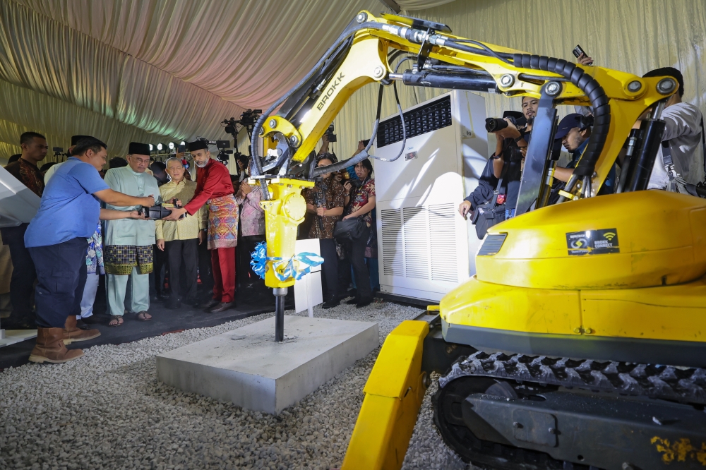 Prime Minister Datuk Seri Anwar Ibrahim (second left) officiates the groundbreaking ceremony for the construction of Masjid MADANI, owned by the Jakel Group, at Jalan Masjid India, Kuala Lumpur. — Bernama pic