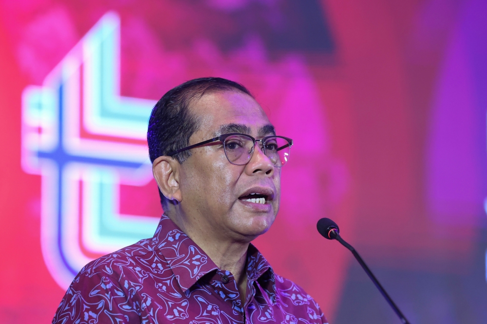 Defence Minister Datuk Seri Mohamed Khaled Nordin said the ministry would provide full cooperation after the death of a soldier. — Bernama pic