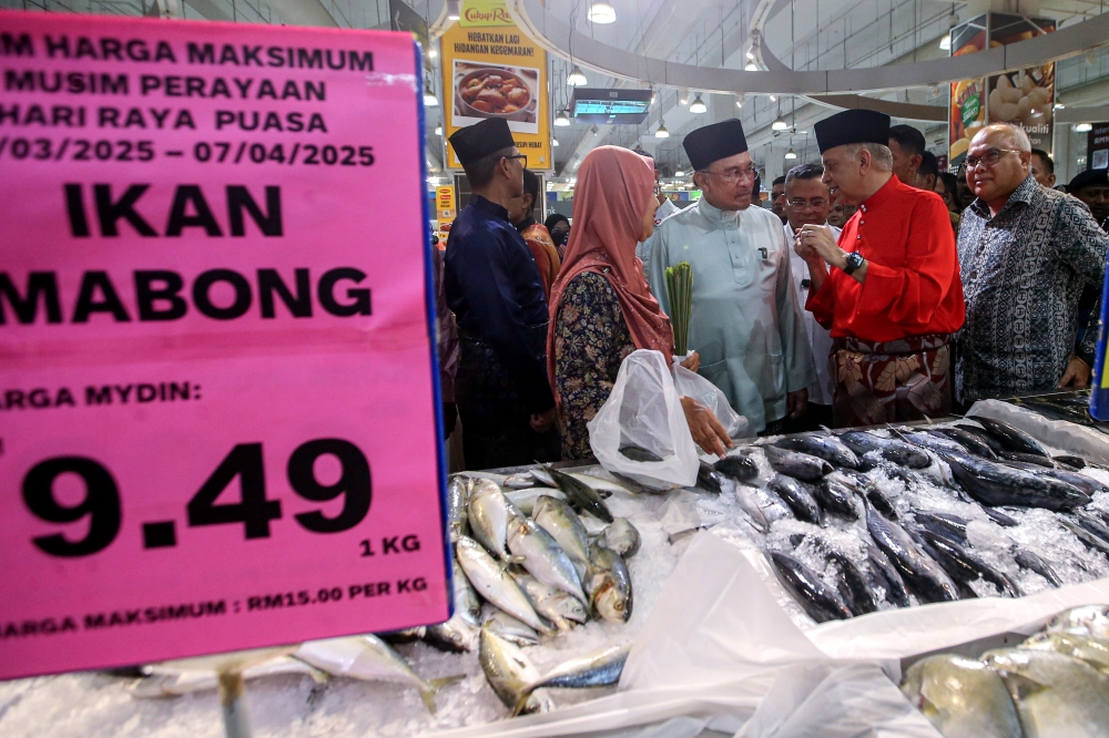 Prime Minister Datuk Seri Anwar Ibrahim, along with Mydin Mohamed Holdings Berhad (Mydin) Managing Director Datuk Dr Ameer Ali Mydin, attended the price reduction campaign and the placement of the Singgah Madani logo at Mydin USJ today. — Bernama pic