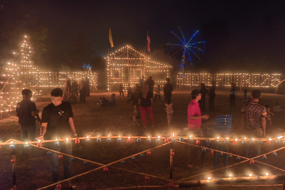 Kampung Jelempok has become the first village in Perlis to revive the tradition of oil lamp displays through the Pelita Raya@Aidilfitri project, with 1,800 lamps illuminating a 1.5km stretch of the village. — Bernama pic
