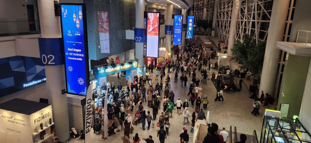 There are three non-stop bazaars happening in Klang Valley alone with some operating over 100 hours non stop. — Picture by Arif Zikri