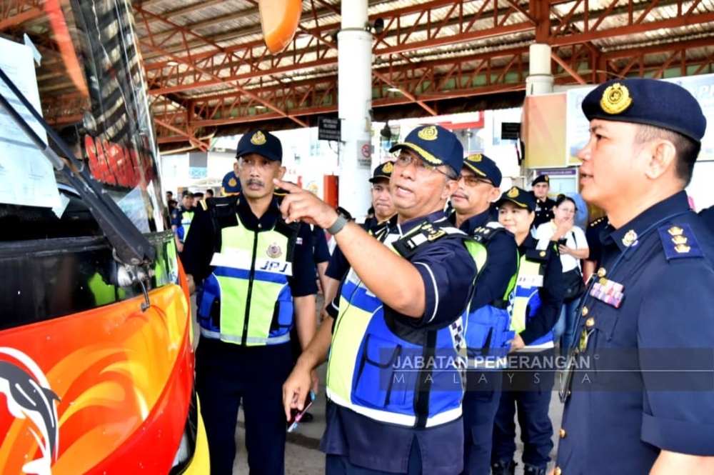 Sabah Road Transport Department (JPJ) director Harris Ali (second right) inspecting a bus at the North Bus Terminal in Inanam. — Picture from Information Department