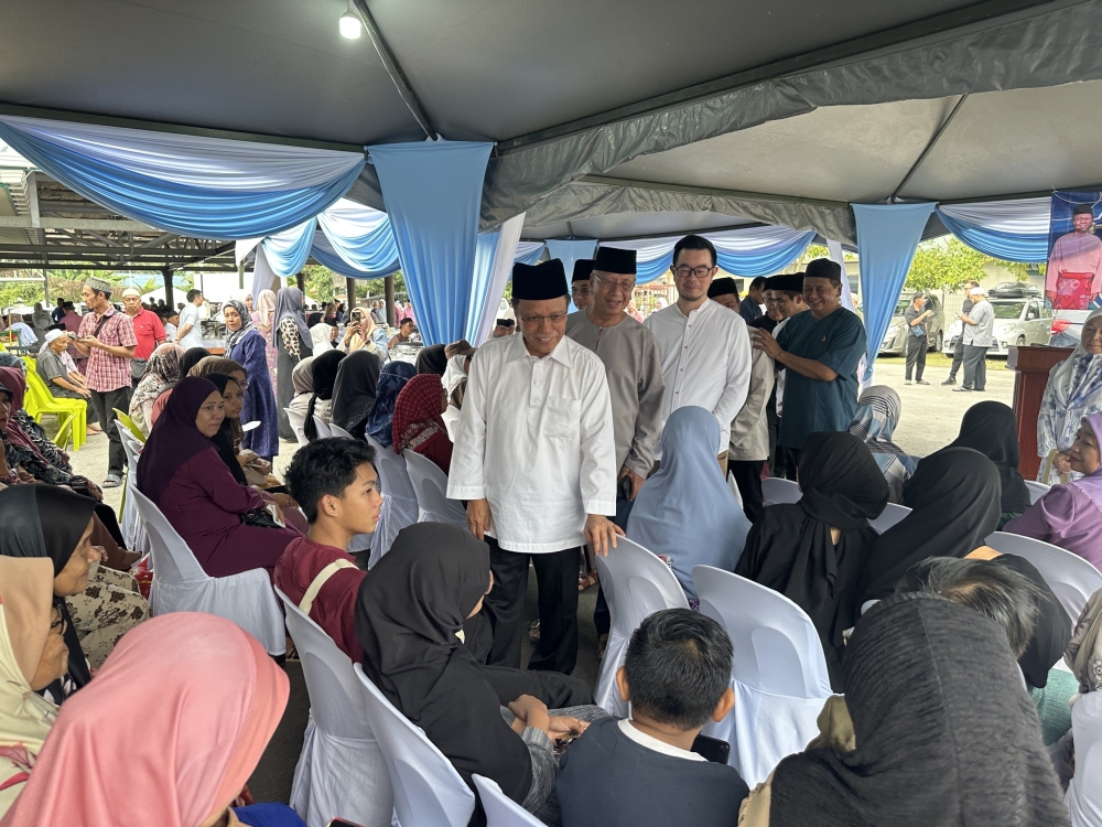 Warisan president Datuk Seri Shafie Apdal (centre) meeting attendees at the party’s breaking-fast event. — The Borneo Post pic