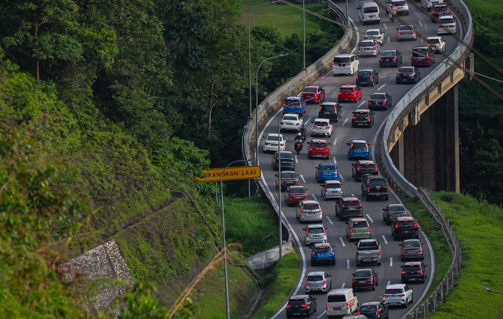 File picture of traffic congestion on the route towards the city centre from the East Coast Expressway, June 3, 2024. Traffic flow on the main roads in the Gua Musang district is reported to be congested as of 9am today as more people, especially Kelantanese staying on the west coast, began returning home for the Aidilfitri celebration. — Bernama pic 