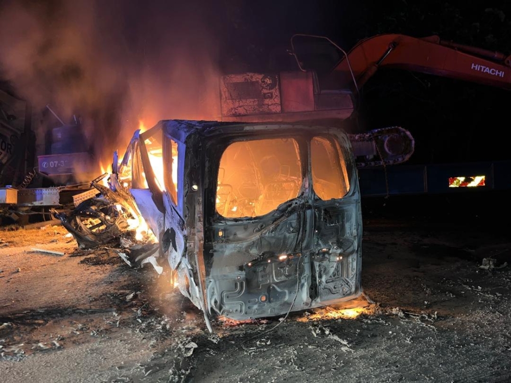 The accident near Kluang involved a Volvo lorry, a Toyota Camry, a Proton X50, and a Honda Stepwagon Spada. — Bernama pic