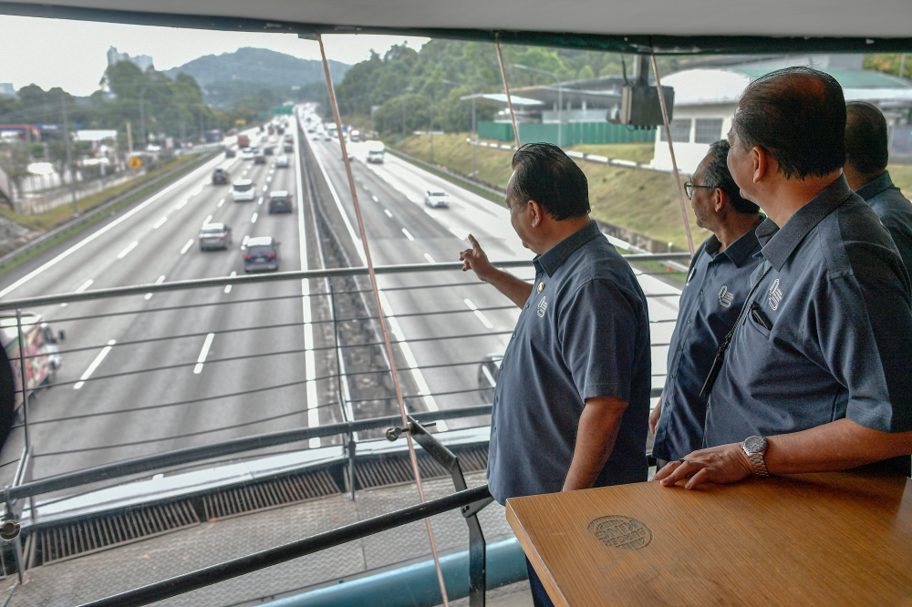 Works Minister Datuk Seri Alexander Nanta Linggi conducted a field survey on traffic flow in conjunction with the Aidilfitri celebrations at the Sungai Buloh Overhead Bridge Rest and Service Area (R&R) today. — Bernama pic