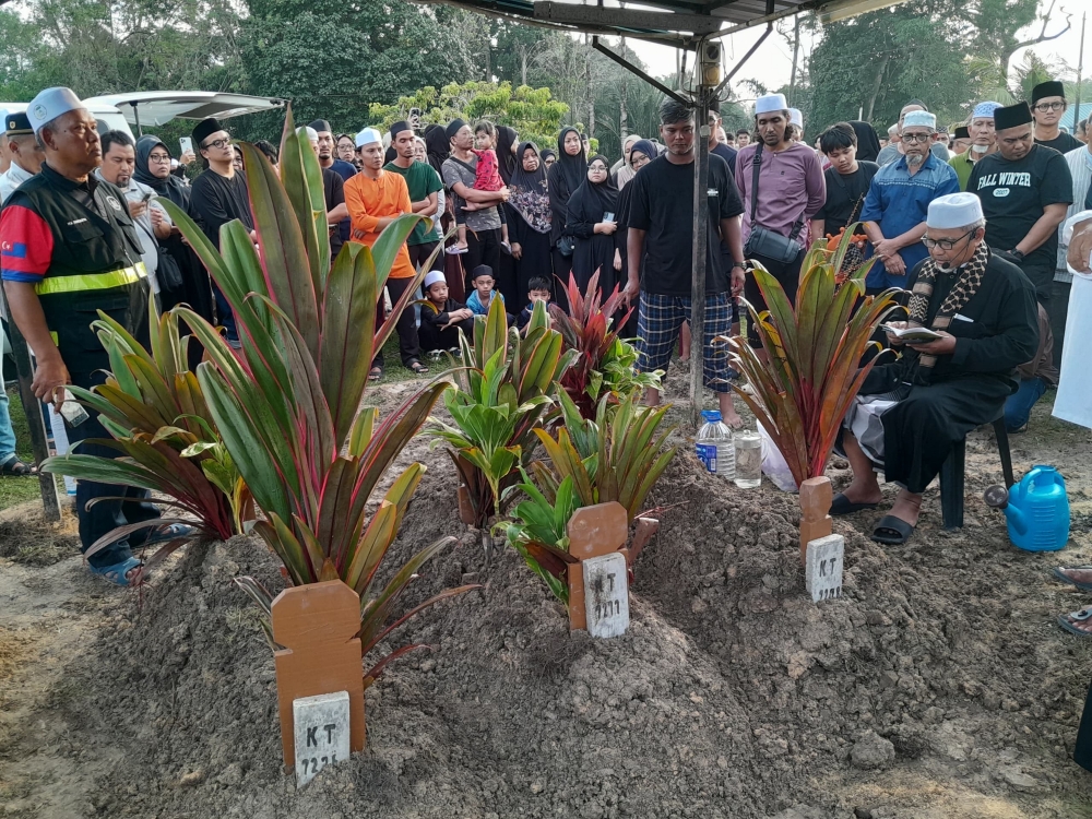 The remains of a family of three who perished in a four-vehicle crash at KM58.1 of the North-South Expressway (PLUS) in Kluang were laid to rest at the Makam Dagang Muslim Cemetery in Kampung Makam yesterday evening. — Bernama pic