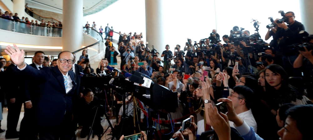 Hong Kong tycoon Li Ka-shingwaves goodbye to journalists as he formally retires after the CK Hutchison Holdings Annual General Meeting in Hong Kong, China, on May 10, 2018. — Reuters pic